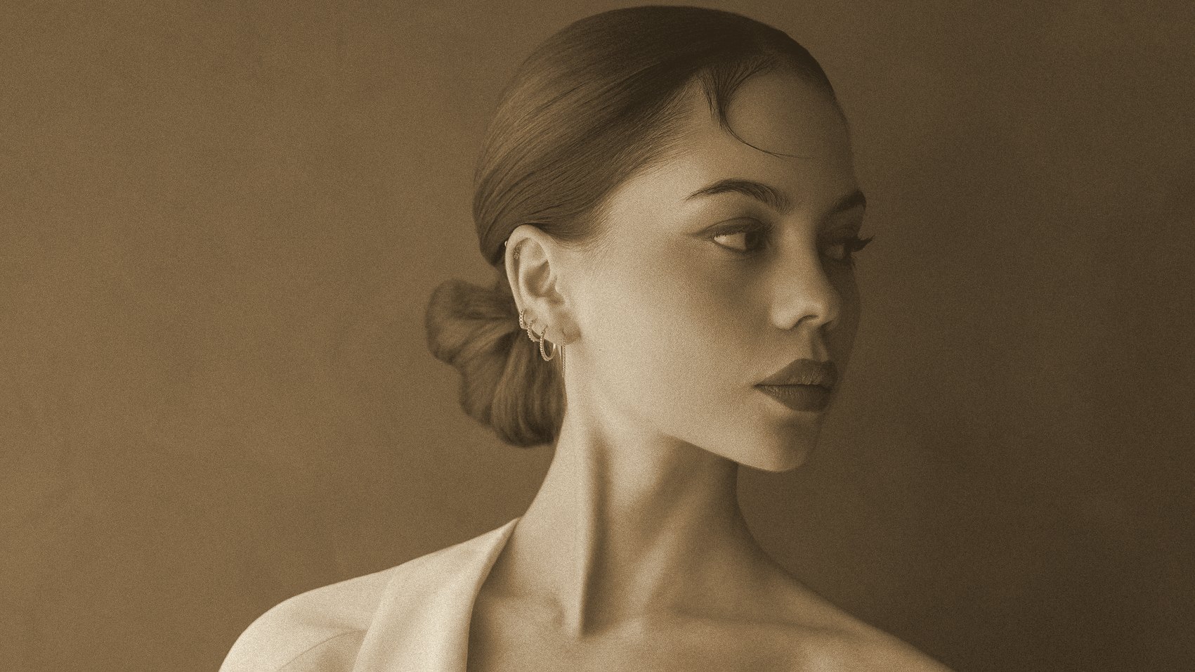 A woman turned inward — the quiet work of La Mue